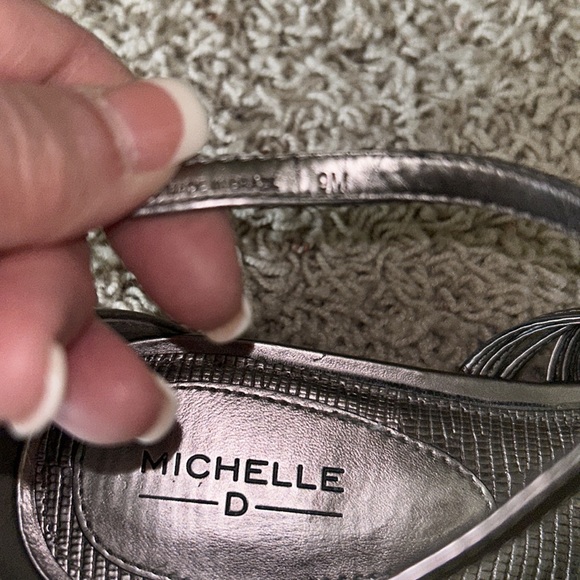 MICHELLE D. Silver Strappy SANDALS💝Pretty & Dressy Size 9 Comes w/Original Box - Picture 7 of 15